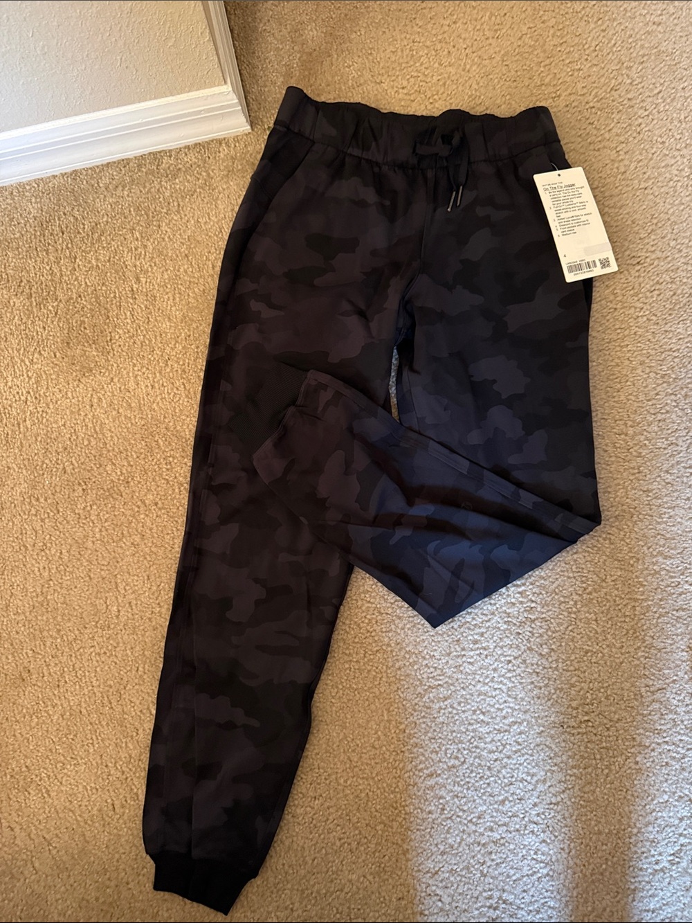lululemon athletica Black Camo Women's Jogger Pants- NWT size 4
